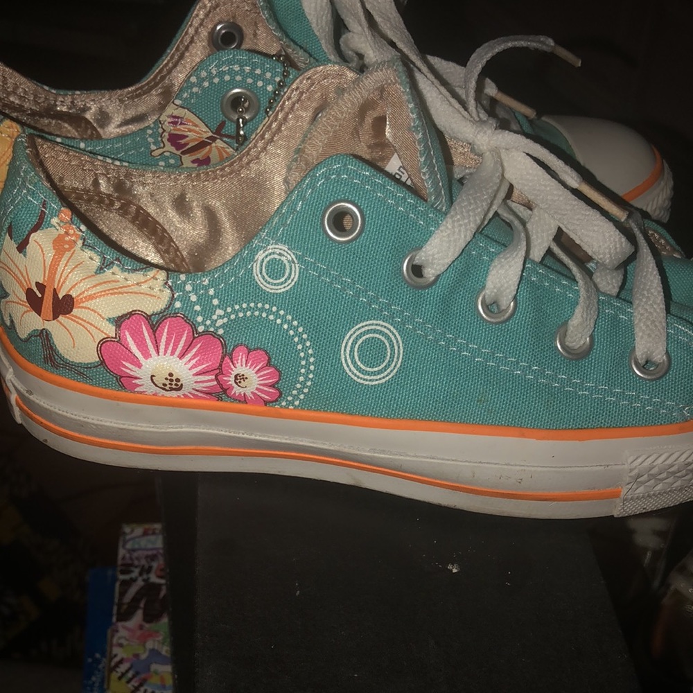 Women’s size 6 Lowtop Converse sneakers - Picture 2 of 4
